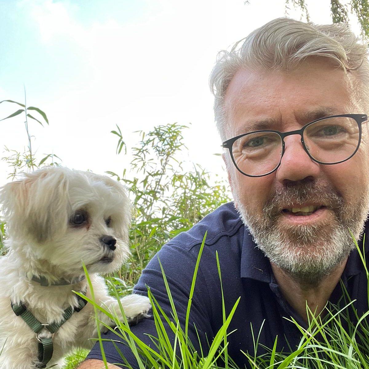 Mann mit seinem Hund im Grünen