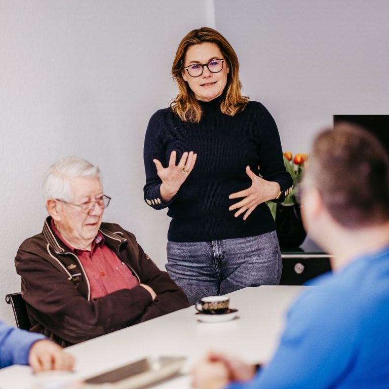 Gesprächsrunde mit älteren Menschen